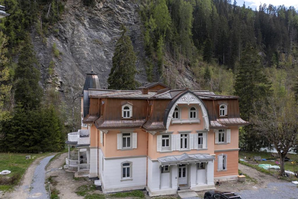 an old house in the middle of a mountain at Villa Victoria - Nairs, Scuol in Scuol