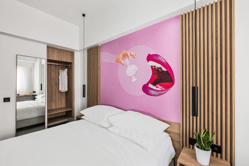 Postel nebo postele na pokoji v ubytování The Q Hotel