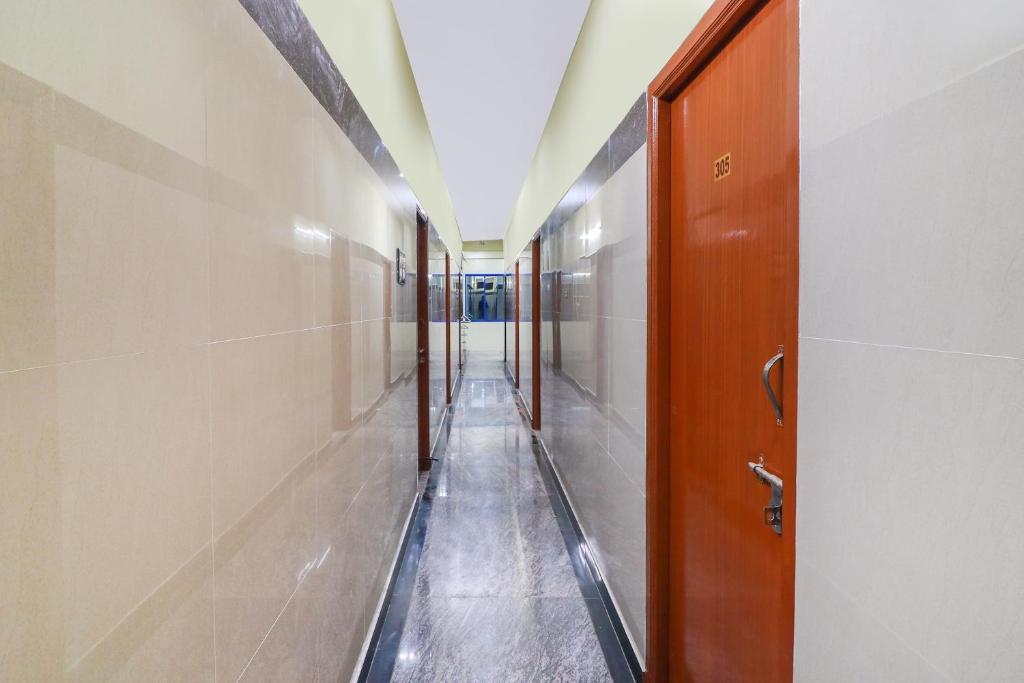 a corridor of a hallway with a door and a room at SPOT ON Raja Lodge in Tiruvannāmalai