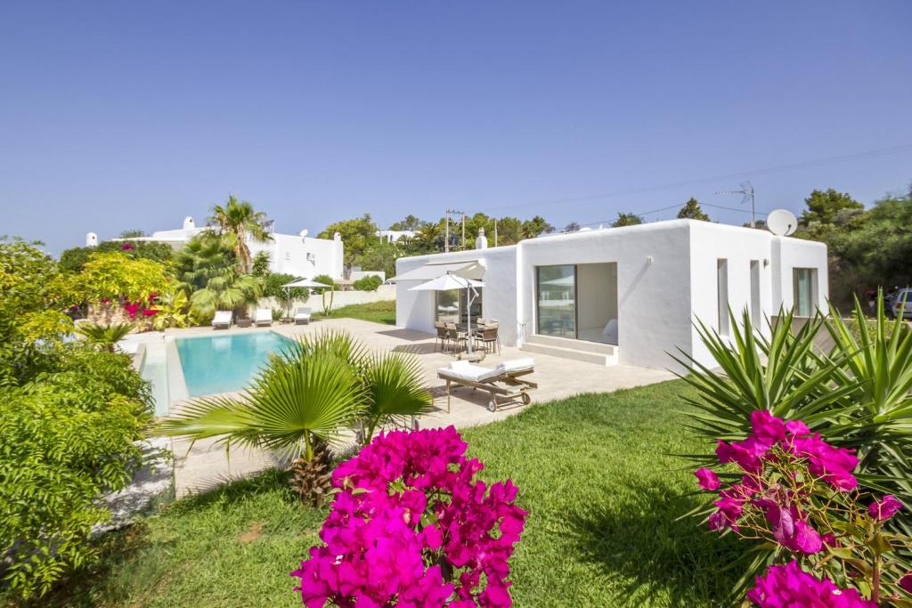 Villa con piscina y flores rosas en Casa Flopos - Ibiza, en Nuestra Señora de Jesús