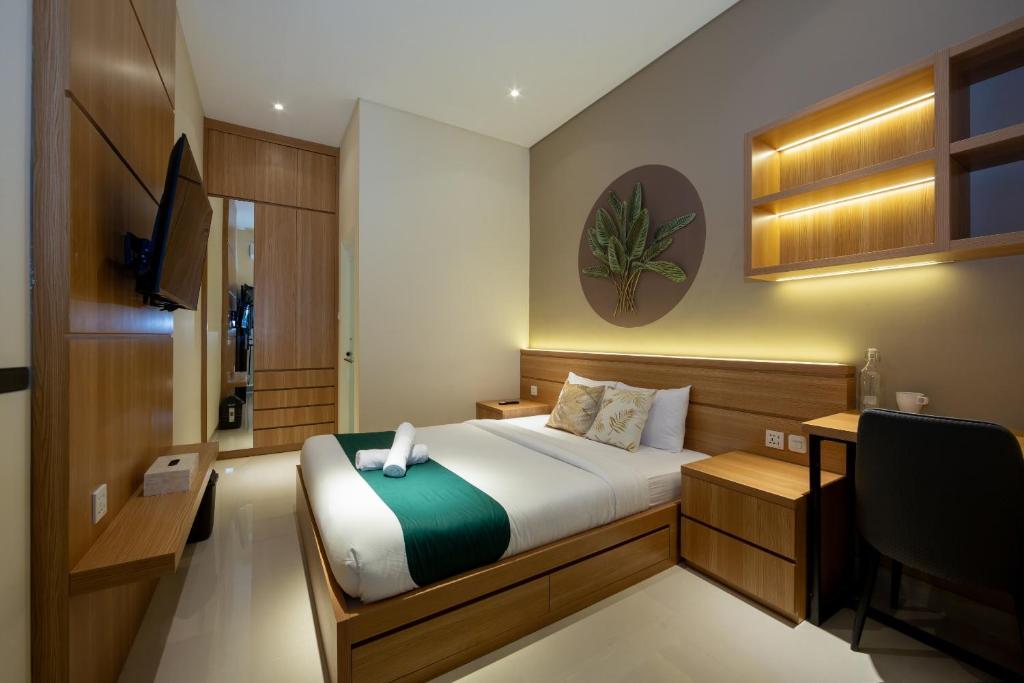 A bed or beds in a room at Cove Tripuri House Bali