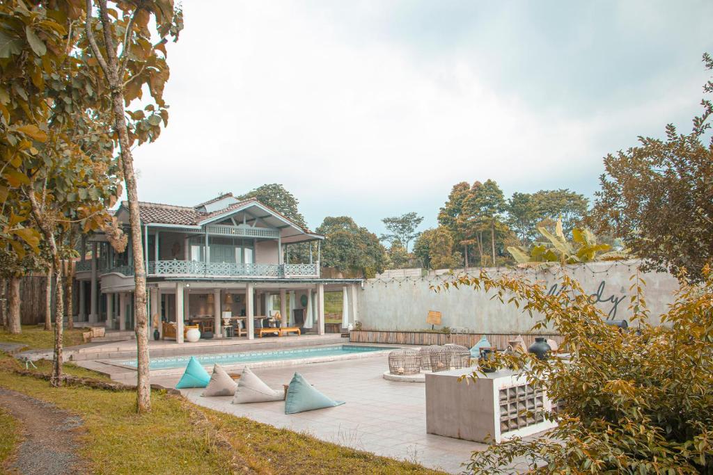 ein Haus mit einem Swimmingpool davor in der Unterkunft Villa Holy By The Villas 100 in Bogor