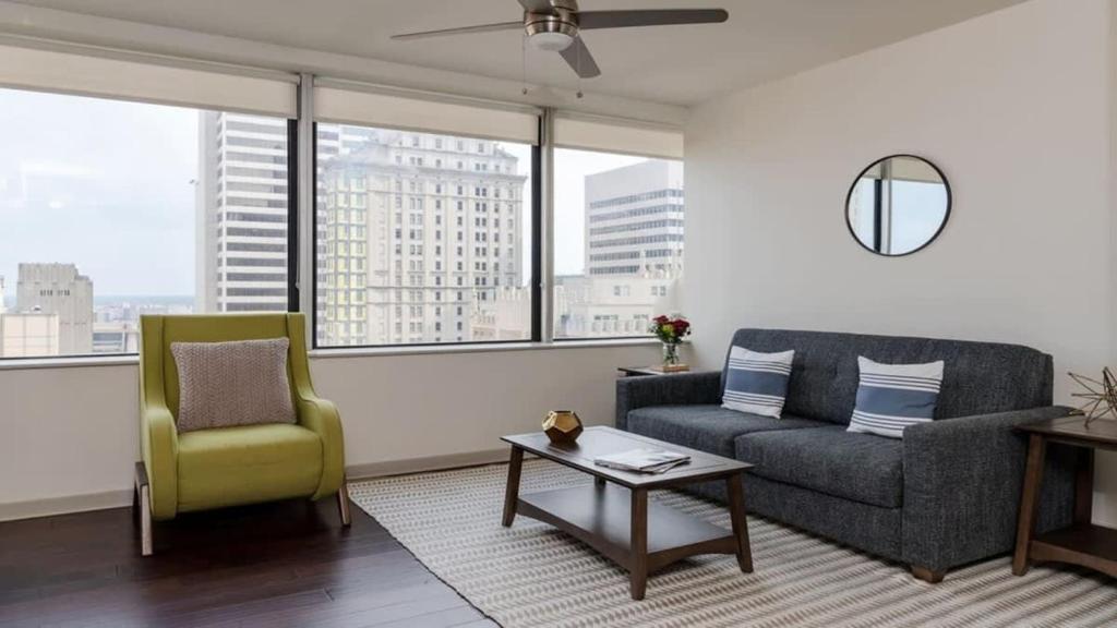 Χώρος καθιστικού στο CozySuites TWO Classy 2BR Condo on Elm St
