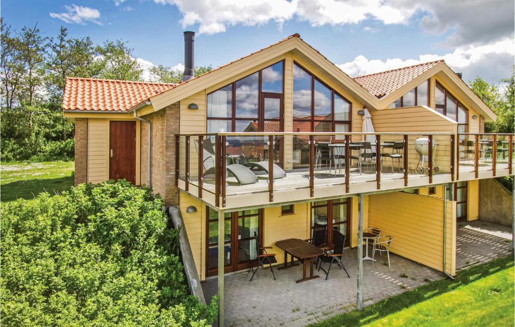 een huis met een groot terras en een balkon bij Lovely Home In Egernsund With Wifi in Egernsund