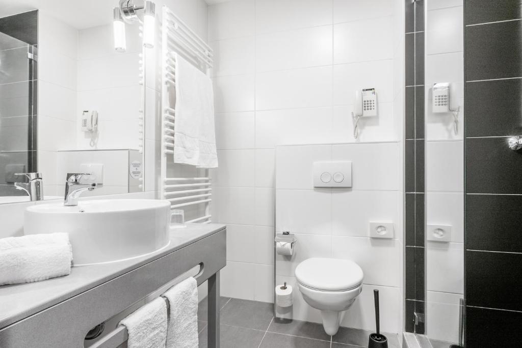 A bathroom at Akeah Verdi Budapest