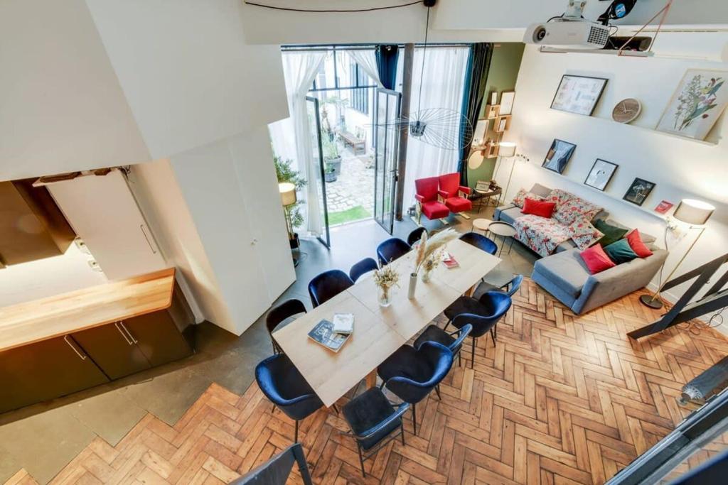 Posedenie v ubytovaní Stylish and sunny 7BD with garden for 17 guests!