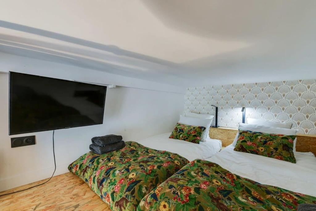Posteľ alebo postele v izbe v ubytovaní Stylish and sunny 7BD with garden for 17 guests!