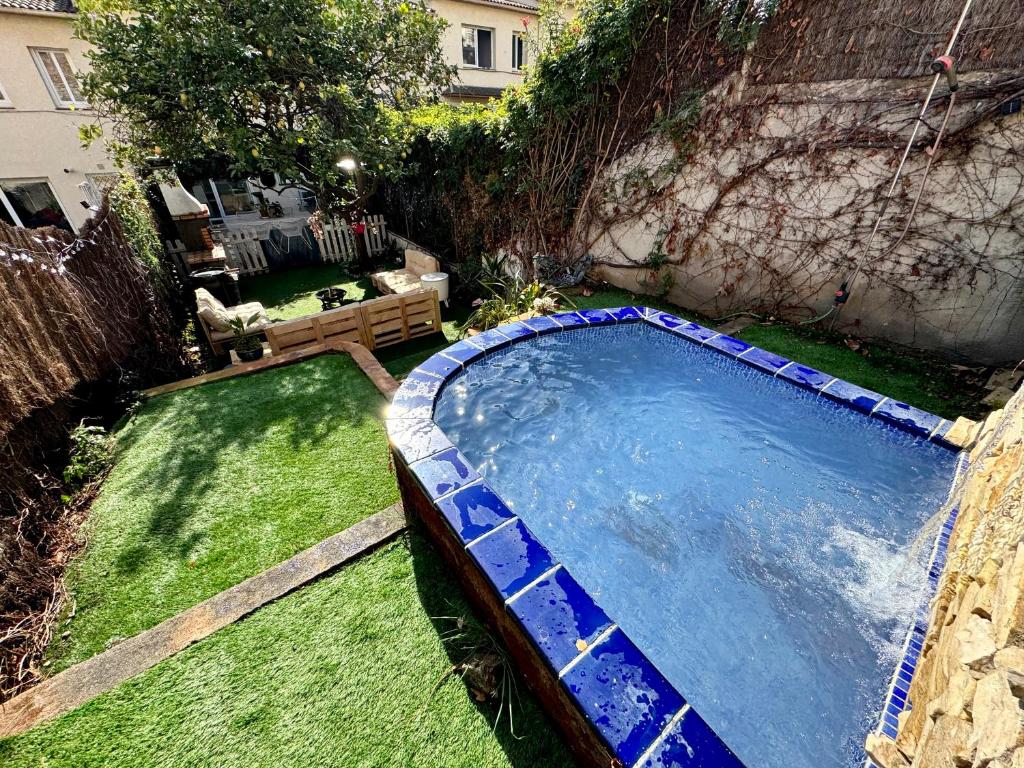 Bazén v ubytování casa en Masnou junto a playa y tren nebo v jeho okolí