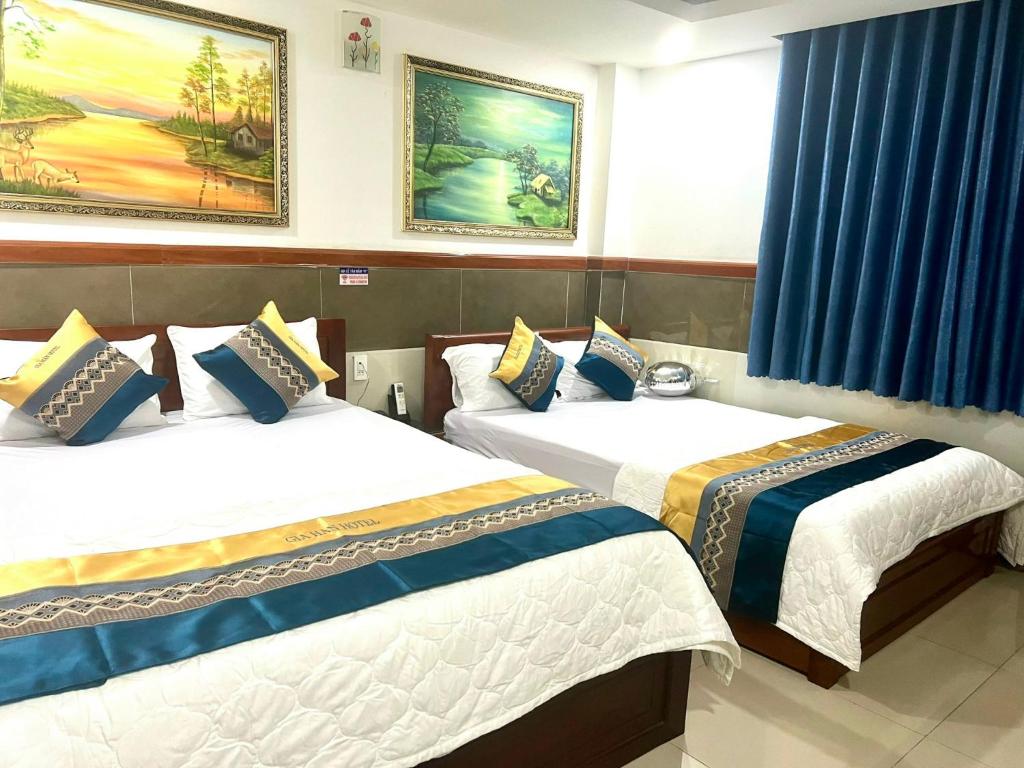 Un pat sau paturi într-o cameră la Gia Hân Hotel