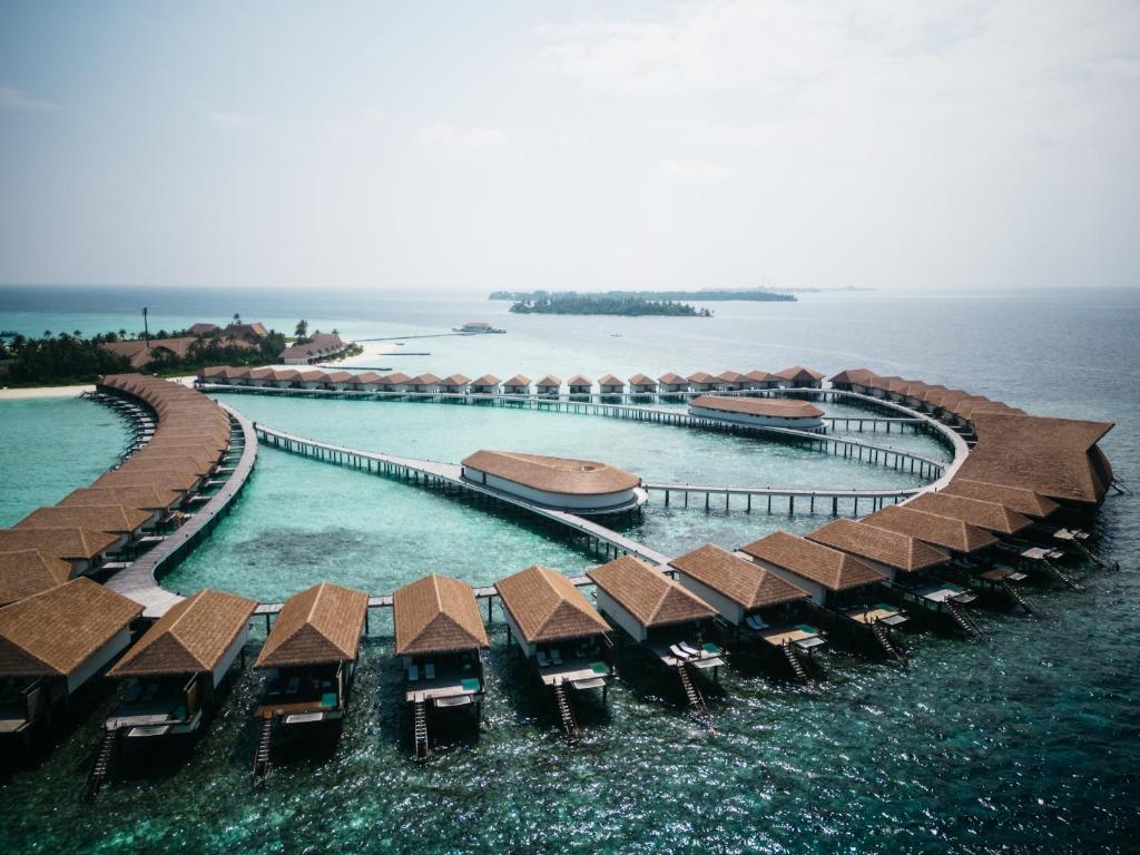 eine Luftansicht eines Resorts im Wasser in der Unterkunft Cinnamon Velifushi Maldives in Felidhoo 