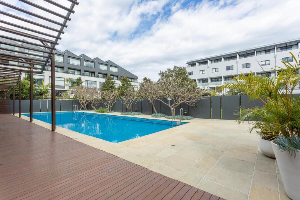 an image of a swimming pool at a apartment complex at MadeComfy Executive & Stylish Inner-City Apartment in Sydney