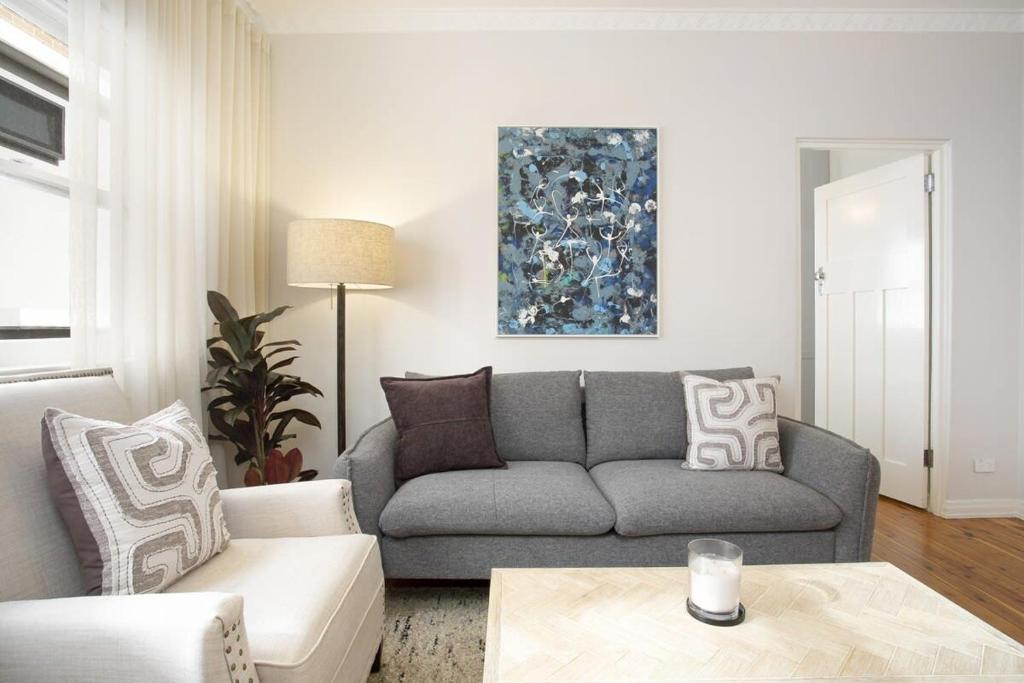 sala de estar con sofá y mesa en Coastal Living Just Metres From Coogee Beach en Sídney