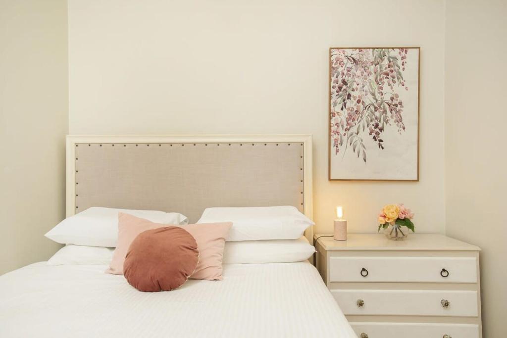 um quarto com uma cama e uma cómoda com uma vela em Comfortable Terrace in Central Location em Sydney