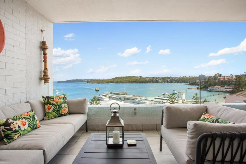 - un salon avec vue sur l'eau dans l'établissement Elegant 2-Bed Unit with Expansive Harbour Views, à Sydney
