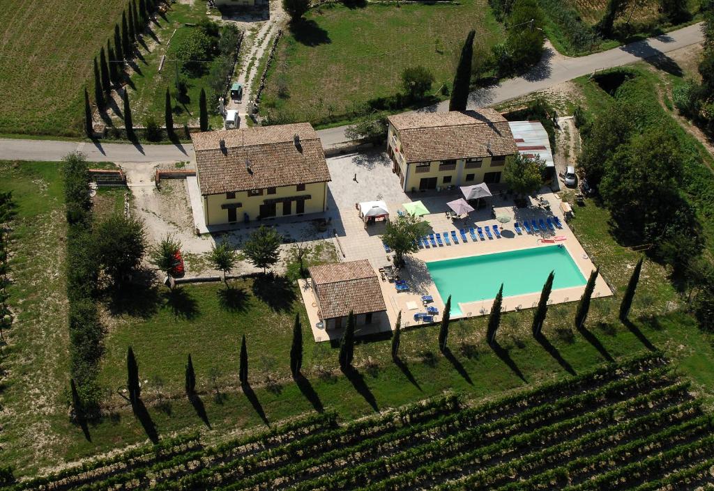 een luchtzicht op een huis en een zwembad bij agriturismo villaggio green in Montefalco