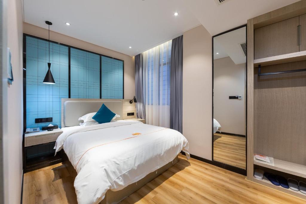Postel nebo postele na pokoji v ubytování Warm Yes Business Hotel -Free shuttle bus during the Canton Fair