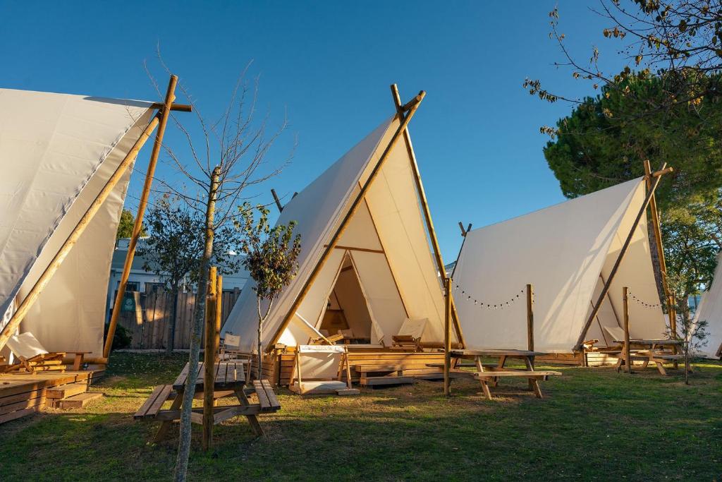 a group of tents sitting in the grass at Kampaoh Lago de Arcos in Arcos de la Frontera