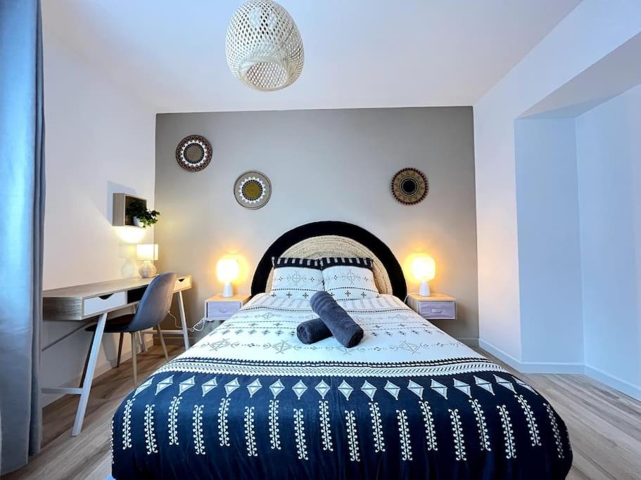 1 Schlafzimmer mit einem Bett, einem Schreibtisch und 2 Lampen in der Unterkunft le st roch* nouveau T2 *proche centre-ville* in Amiens