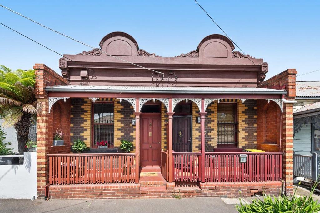 Charming 2-Bed Town House Near Market - Housity
