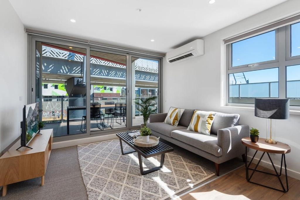 salon z kanapą i telewizorem w obiekcie Elegant 2-Bed with Large Balcony by High Street w Melbourne