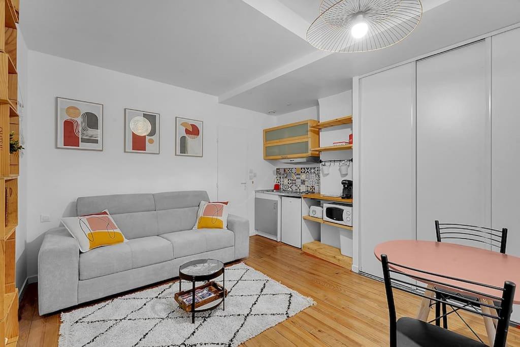 un salon avec un canapé et une table dans l'établissement Joli studio rénové avec terrasse, à Toulouse