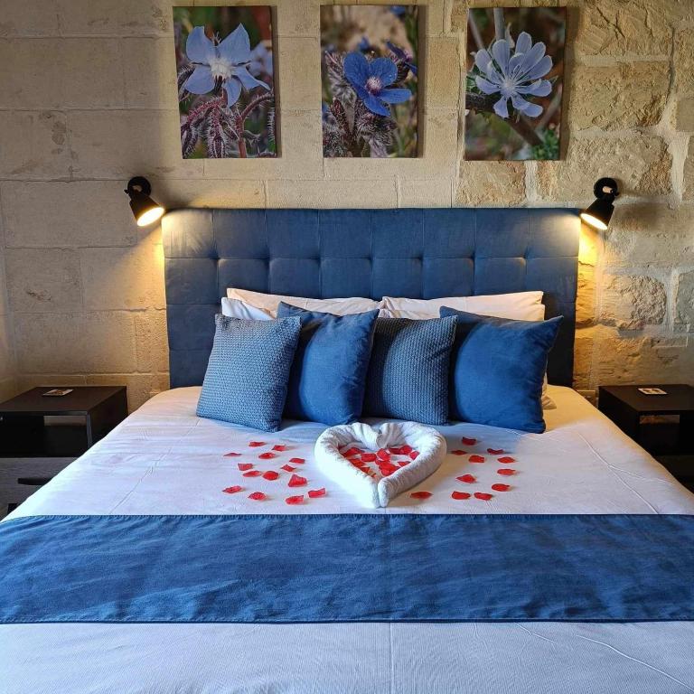 Ein Bett oder Betten in einem Zimmer der Unterkunft Sea Holly Gozo