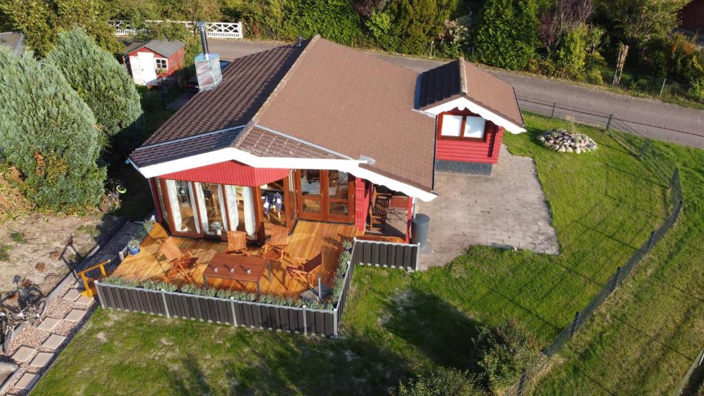 een uitzicht op een huis met een dak bij Ferienhaus“Wieden am See“ in Sievern