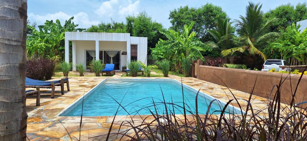 einen Pool im Hinterhof eines Hauses in der Unterkunft Relax Villas Kiwengwa in Kiwengwa