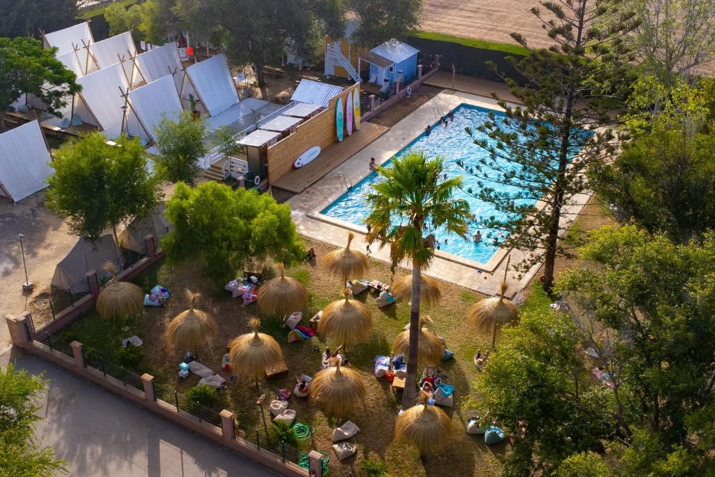 an overhead view of a swimming pool with people around it at Kampaoh El Palmar in El Palmar