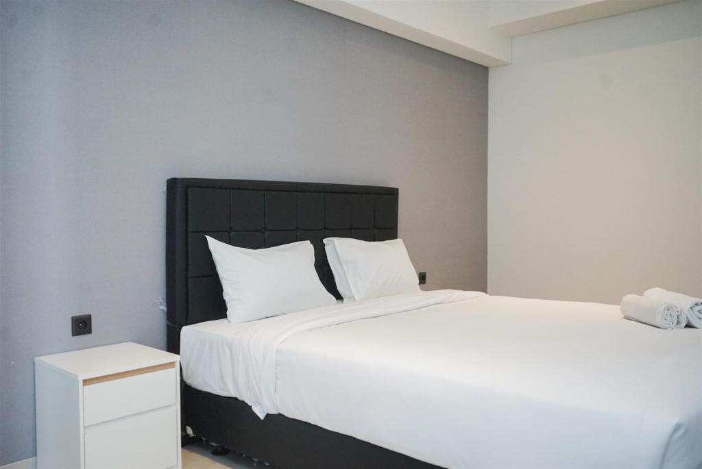 Postel nebo postele na pokoji v ubytování Simply Look Studio Apartment Carstensz Residence By Travelio