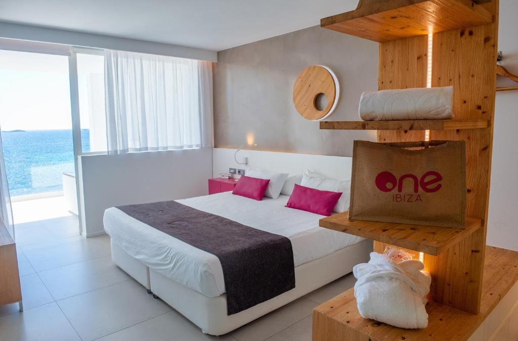 Postel nebo postele na pokoji v ubytování One Ibiza Suites