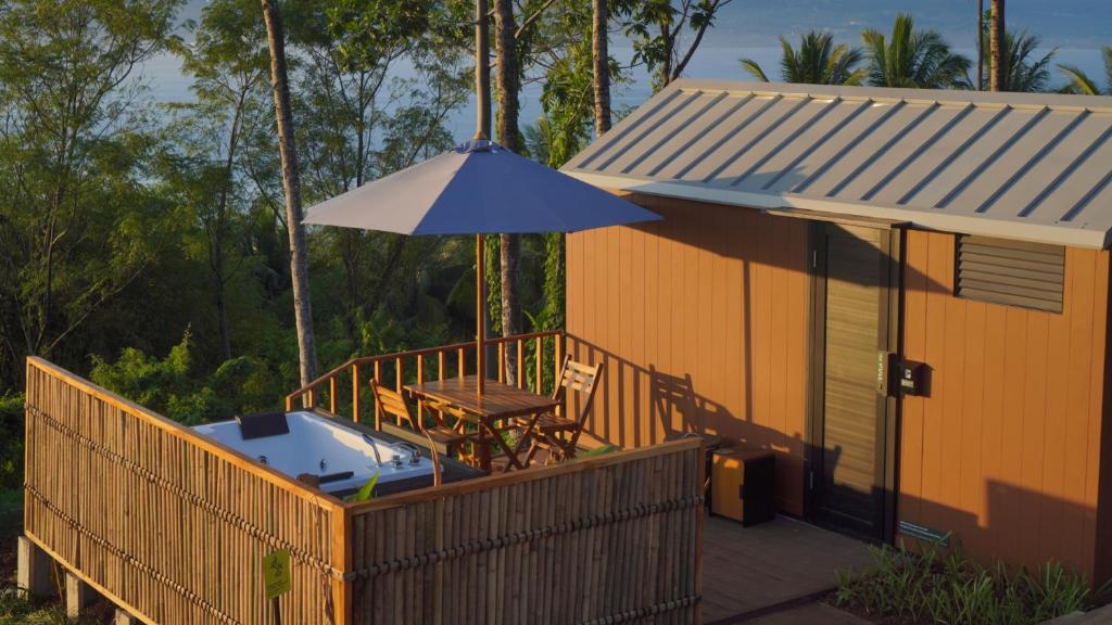 Zahrada ubytování Bobocabin Bunaken Hills, Manado