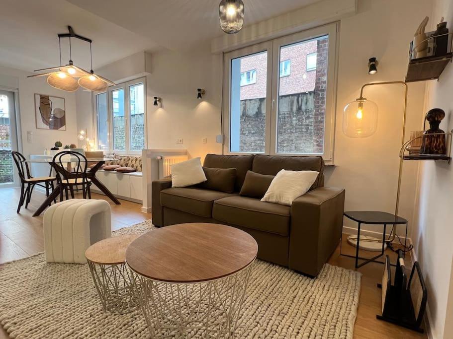 un salon avec un canapé et une table dans l'établissement Havre des Anges - Pont de Fragnée, Guillemins, à Liège