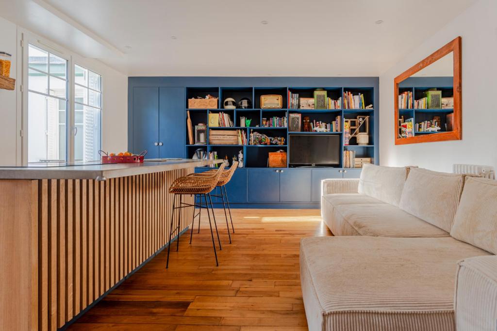 uma sala de estar com um sofá e um bar em Paris Trocadero Elegant Residence em Paris