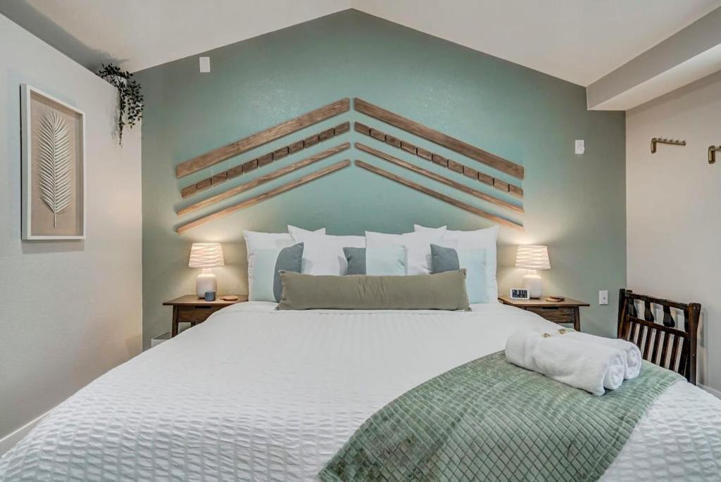 a bedroom with a large white bed and two lamps at Institute Charm - Near Hotspots King Sleek Studio in Colorado Springs