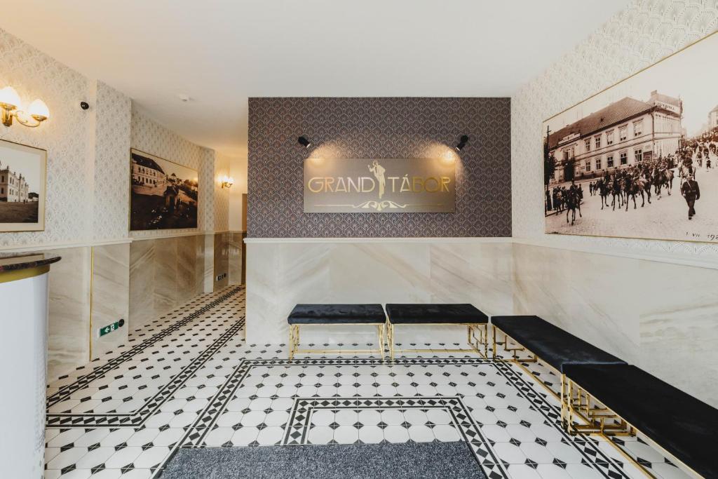um quarto com um letreiro que diz grande hotel em Grand Tábor em Tábor