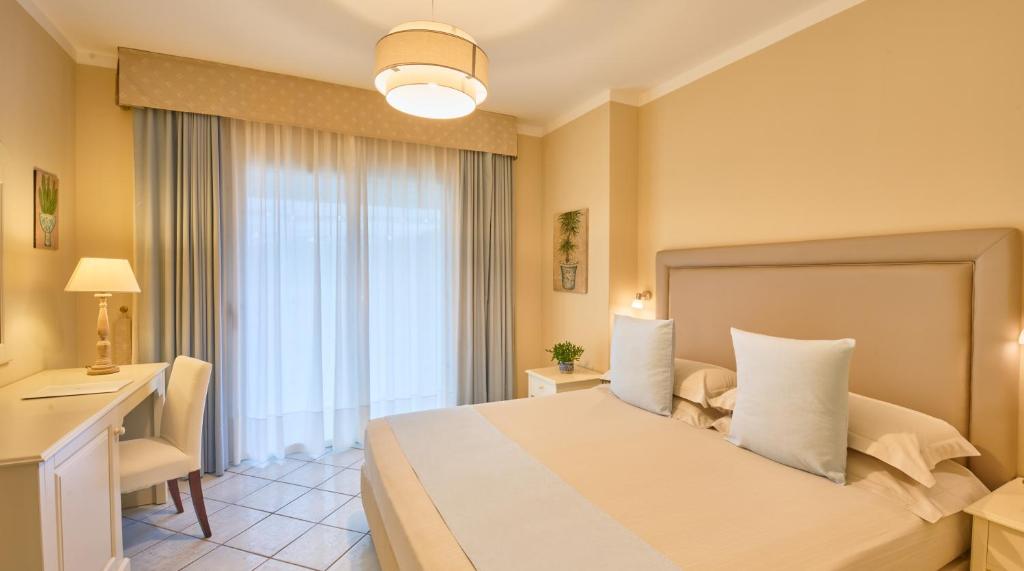 Postel nebo postele na pokoji v ubytování Boutique Hotel Su Sergenti