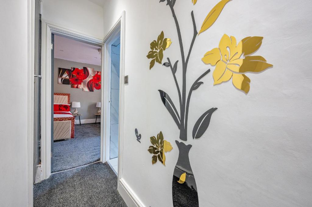 a wall mural of flowers on a wall at *RA10W* For your most relaxed &amp; Cosy stay + Free Parking + Free Fast WiFi * in Belle Isle