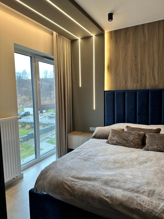 una camera da letto con un letto grande e una grande finestra di Warszawska - apartament na wynajem! a Gorzów Wielkopolski