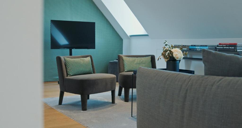 TV a/nebo společenská místnost v ubytování Hotel Maximilian’s