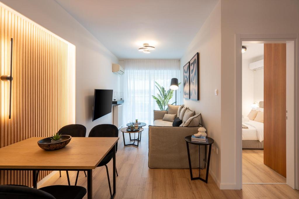 アテネにあるChic and Lavish Apartment in Athensのソファとテーブルのあるリビングルーム