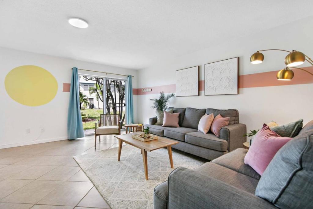 Paradise Palms - Chic Prime Spot w Pool photo