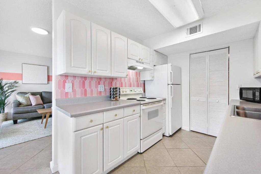 Paradise Palms - Chic Prime Spot w Pool photo