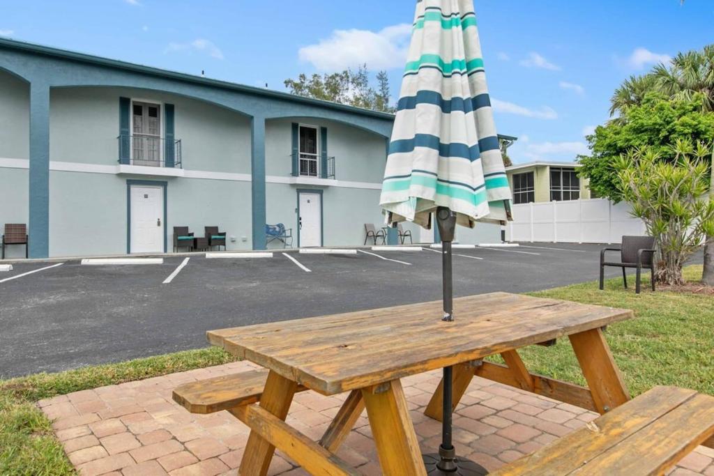 Paradise Palms - Chic Prime Spot w Pool photo