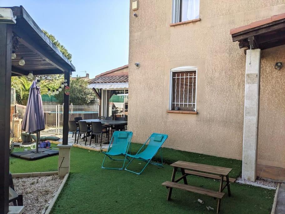un patio con sillas, una mesa, una mesa y una mesa con sillas en Maison familiale spacieuse proche Aix/Marseille en Vitrolles