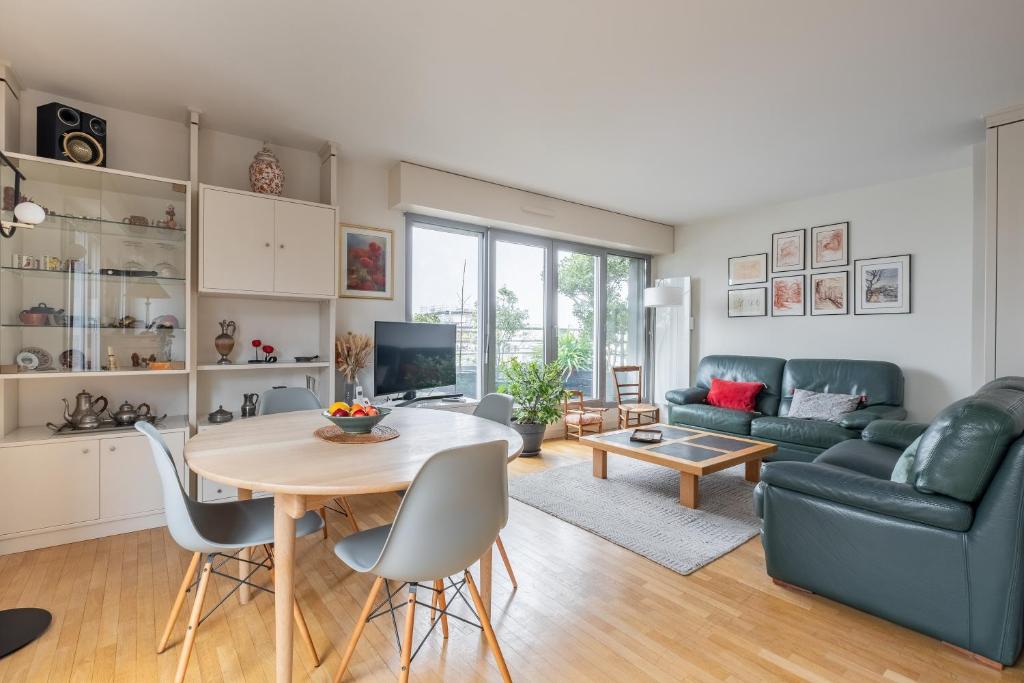 un salon avec une table et un canapé dans l'établissement Veeve - Aligre Heights, à Paris