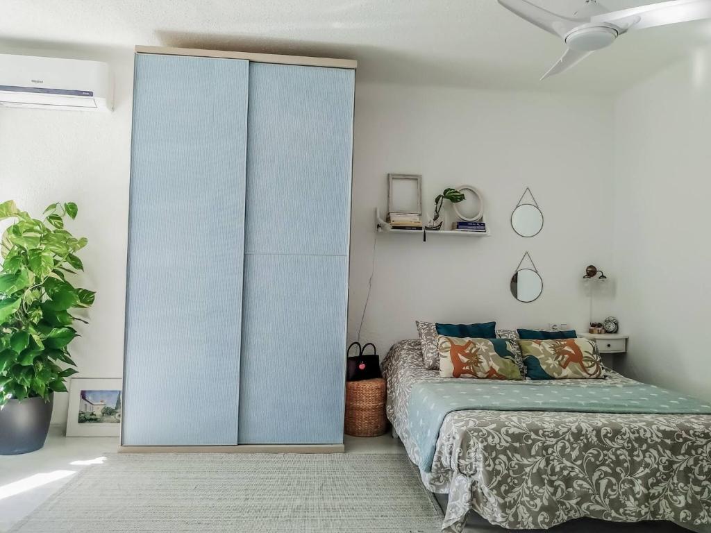 een slaapkamer met een bed en een grote glazen kast bij Studio Apartment Torrox With Sea Views in Torrox