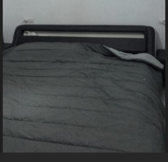 ein Bett in einem Schlafzimmer schließen in der Unterkunft Habitacion privada en un dúplex in Sevilla