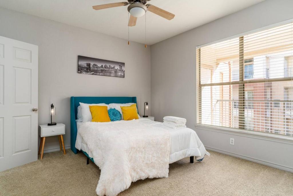 a bedroom with a bed and a ceiling fan at Stylish 1BR Farmers Branch in Farmers Branch