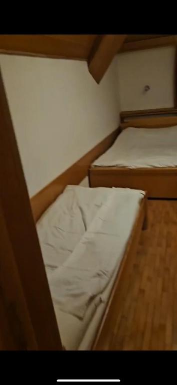 Zimmer mit 2 Betten in einem Zimmer mit in der Unterkunft Big Apartments in Kopaonik